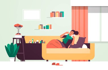 Sağlıksız hapşıran, eşarplı hasta bir kadın soğuk algınlığı virüsü hastalığından muzdarip tıbbi yardım için telefon arıyor modern oturma odası düz yatay iç mekan konsepti