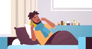 Hasta adam hapşırıyor sağlıksız Afro-Amerikalı fularlı adam soğuk grip virüsü hastalığından muzdarip tıbbi yardım için telefon arıyor modern oturma odası iç mekan yatay kapanış