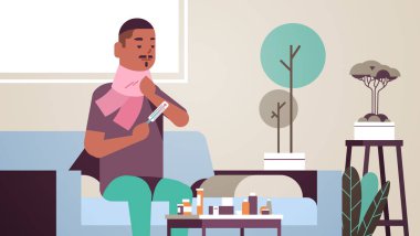 Hasta adam termometreyle ısıyı ölçüyor sağlıksız Afro-Amerikan atkısı takmış soğuk grip virüsü hastalığı konsepti modern oturma odası düz portresi