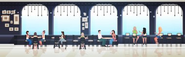 Kafe masalarında oturan insanlar yarış ziyaretçilerini karıştırıyor ve modern restoranın iç kısımlarında tam boy çizim yapıyorlar.