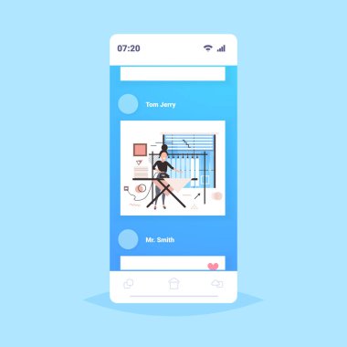 Kadın demir ev hanımı ütülüyor ev işi temizlik konsepti akıllı telefon ekranı internet mobil uygulaması tam boy çizim yapıyor