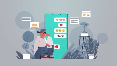 Çevrimiçi mobil sohbet uygulaması sosyal medya tacizi kullanan, siber zorbalık kavramını trolleyen akıllı telefon ekranında uzun düz yatay mesajlar veren bir çocuğa zorbalık yapılıyor.