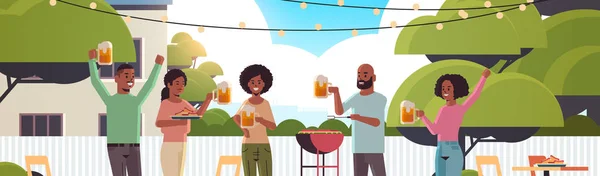 Amici che preparano hot dog sulla griglia e bere birra felice afro-americano uomini donne gruppo divertirsi cortile pic-nic barbecue partito concetto piatto ritratto orizzontale — Vettoriale Stock