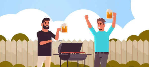 Chicos pareja preparando carne en parrilla africano americano hombres bebiendo cerveza al aire libre amigos divertirse patio trasero picnic barbacoa partido concepto plano retrato horizontal — Archivo Imágenes Vectoriales