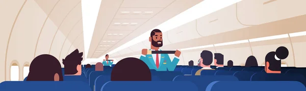 Administrador explicando aos passageiros como usar a fixação do cinto de segurança em situação de emergência assistentes de bordo afro-americanos em conceito uniforme de demonstração de segurança placa de avião interior horizontal — Vetor de Stock