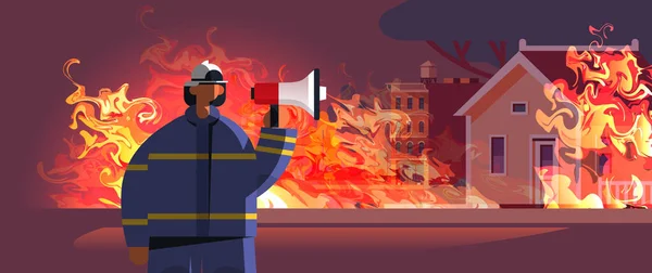 Pemadam kebakaran pemberani memegang loudspeaker pemadam kebakaran berseragam dan pemadam kebakaran helm layanan darurat memadamkan konsep api membakar rumah eksterior oranye gambar latar belakang nyala api - Stok Vektor