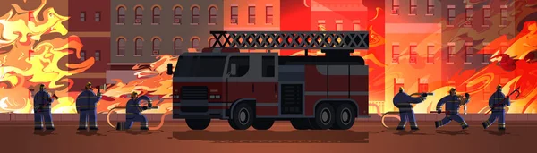 Пожежники біля пожежної машини готуються до гасіння пожежників в уніформі та шоломі пожежної охорони концепції аварійної служби горіння будівлі зовнішнього оранжевого вогню фону горизонтального — стоковий вектор