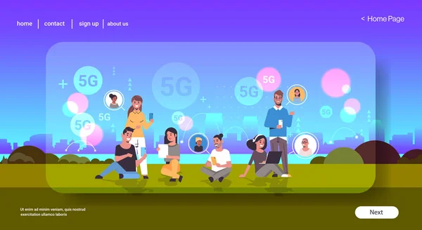 Pessoas usando dispositivos digitais rede social comunicação 5G sistema sem fio on-line conexão conceito mix raça homens mulheres conversando verão parque cityscape fundo comprimento total horizontal —  Vetores de Stock