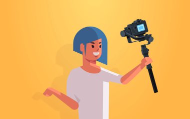 Kadın blogcu elinde kamerayla canlı yayın yapan sosyal medya ağı konsept streamer video kaydedilen selfie fotoğraf portresi yatay
