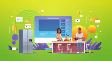 Yemek blogcuları online video kaydediyor Afro-Amerikalı kadın birlikte yemek pişiriyor konsept blogcular çift nasıl yemek pişireceklerini anlatıyor