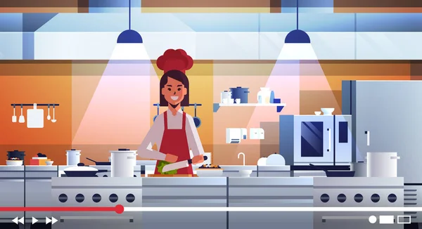 Food blogger καταγραφή σε απευθείας σύνδεση βίντεο γυναίκα σεφ σε ομοιόμορφη μαγειρική στην κουζίνα blogging έννοια γυναίκα vlogger εξηγώντας πώς να μαγειρέψουν ένα πιάτο πορτρέτο οριζόντια — Διανυσματικό Αρχείο