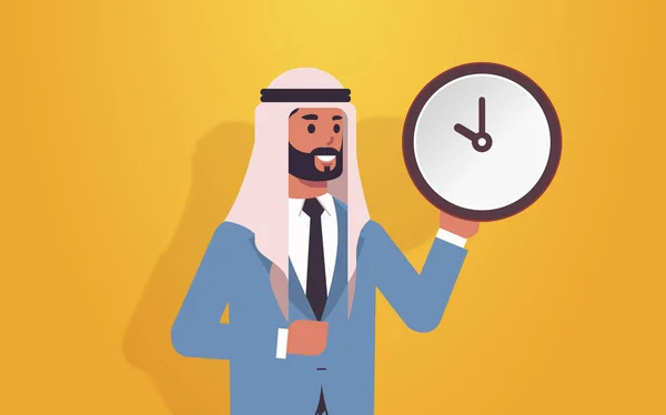 Árabe hombre celebración reloj tiempo gestión fecha límite concepto árabe hombre de negocios con despertador hombre de dibujos animados personaje retrato horizontal — Vector de stock