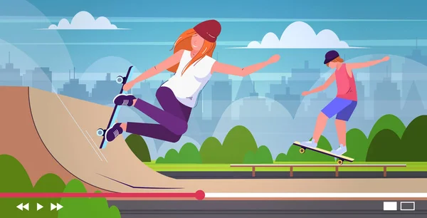 Blogerzy łyżwiarze wykonujące sztuczki w skate board park nagrywanie wideo mężczyzna kobieta vloggers jazda deskorolki streaming na żywo blogowanie koncepcja krajobraz tło poziome pełna długość — Wektor stockowy