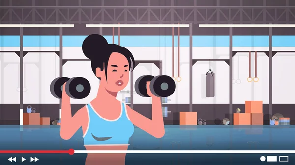 Fitness blogger csinál gyakorlatokat súlyzók sportnő vlogger felvétel online videó blog egészséges életmód élő streaming koncepció modern tornaterem belső vízszintes portré — Stock Vector