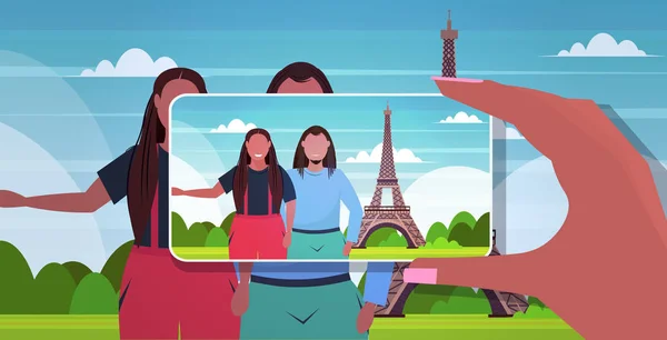Blogger pomocí smartphone kamera fotografování africké americké cestovatele pár na mobilním telefonu blogování střelba vlog koncept Paříž abstraktní město silueta pozadí portrét horizontální — Stockový vektor