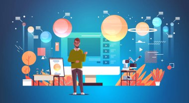 Öğretmen blogcusu çevrimiçi video güneş sistemi keşfi astronomi dersi konseptini kaydediyor. Blogcu, eğitim eğitimine tam uzunlukta yatay eğitim veriyor.