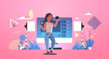 Güzellik blogcusu en son moda makyaj derslerini gösteriyor. Gölge fırçası blog konseptini tam uzunlukta yatay olarak nasıl kullanacağını açıklayan çevrimiçi video kadın vlogger kaydediyor.