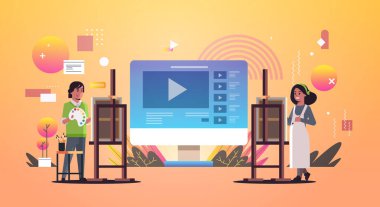 Boya fırçası ve palet bloglama konsepti kullanarak çevrimiçi video kadın kaydedilen ressamlar.