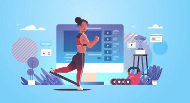 Direniş bandı sportmen kadın vlogger ile egzersiz yapan kadın blogcu sağlıklı yaşam tarzı konsepti için online video kaydediyordu modern spor salonu dahili tam boy