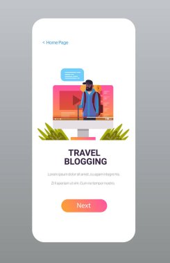 seyahat blogcusu vlog man vlogger için çevrimiçi video kaydediyor. sırt çantası yürüyüş konsepti akıllı telefon ekranı mobil uygulama alanı dikey