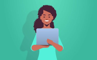 Elinde dizüstü bilgisayar videosu olan kadın dijital cihaz portresi kullanarak Afro-Amerikan kızını arıyor.