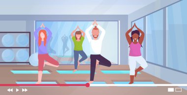 İnsanlar sağlıklı yaşam tarzı için yoga asanas videosu kaydediyor. Canlı yayın konsepti. Hipodromda kadınlar spor yapıyor.