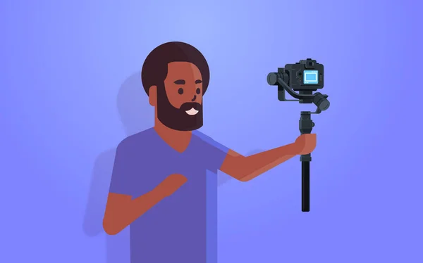 Чоловік блогер тримає стабілізатор з камерою в прямому ефірі концепція мереж соціальних мереж афроамериканський стример записує відео, приймаючи фотографію селфі портрет горизонтально — стоковий вектор