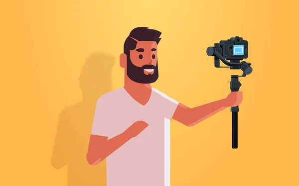Homme blogueur tenant stabilisateur avec caméra en direct diffusion diffusion réseau social concept streamer enregistrement vidéo prise selfie photo portrait horizontal — Image vectorielle