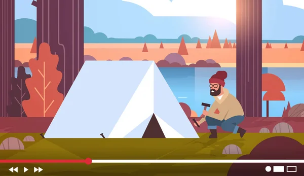Hiker blogger recording online vídeo man vlogger setting up tent at campsite live streaming blogging caminhadas conceito paisagem fundo horizontal comprimento total — Vetor de Stock