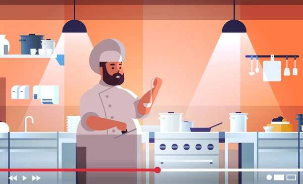 Bloguero de alimentos grabación de vídeo en línea chef con sobrepeso en la cocina uniforme blogging concepto hombre bloguero explicando cómo cocinar un retrato de plato horizontal — Vector de stock