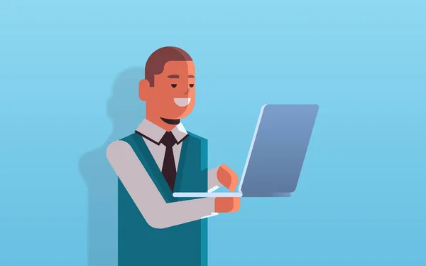 Бизнесмен, работающий на ноутбуке улыбающийся бизнесмен офисный работник в формальной одежде с помощью компьютерного приложения портрет горизонтальный — стоковый вектор