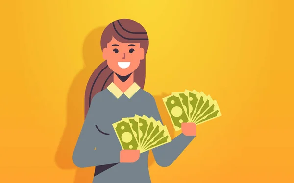 Mujer emocionada sosteniendo billetes de dinero éxito financiero concepto de riqueza alegre rica mujer de negocios con billetes de dólar retrato horizontal — Vector de stock