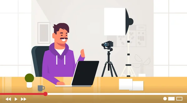 Τεχνολογία blogger καταγραφή online βίντεο άνθρωπος δοκιμή νέο laptop blogging έννοια vlogger εξηγώντας ψηφιακή συσκευή λειτουργικό τύπο κάθεται στο χώρο εργασίας οριζόντια πορτρέτο — Διανυσματικό Αρχείο