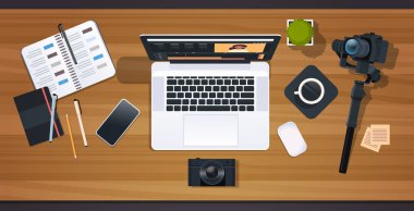 blog yazarı ya da video düzenleyici iş yeri dizüstü bilgisayarı, masaüstü açı görünümünü yatay kaydetmek için blog düzenleme konsepti profesyonel dijital kamera arayüzü ile birlikte.