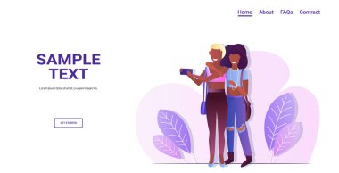 Akıllı telefon kamerasıyla selfie çeken kadın gezginler sosyal ağ seyahat konsepti Afro-Amerikan kızları birlikte tam boy yatay fotokopi alanı oluşturuyorlar.