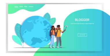 Selfie çubuğu kullanan seyahat blogcuları akıllı telefon kamerasında fotoğraf çekiyorlar. Sırt çantalı Afro-Amerikan çift bloglarında canlı yayın konsepti, dünya haritası, tam boy yatay arka plan.