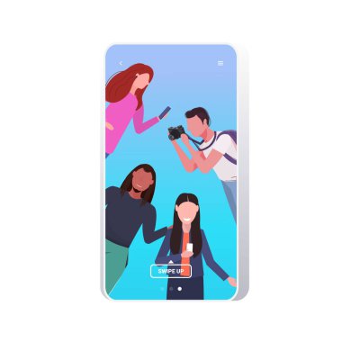 Dijital kamera ve akıllı telefon kullanan blogcular canlı sosyal medya ağları bloglama konseptini karıştır yarış erkekleri kadınların eğlenceli portre akıllı telefon ekranı dikey