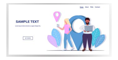 Yarış insanlarını dijital aygıtlar üzerinde online navigasyon uygulaması ile karıştır. Erkek kadın rotayı keşfediyor. Konum kodları ile GPS işaretleyicileri tam uzunlukta yatay kopyalama alanı