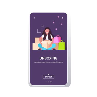 Kadın blogcu paketleri açıyor boks olmayan videolar canlı yayınlanıyor sosyal medya posta sevkiyatı blog konsepti tam uzunlukta akıllı telefon ekranı mobil uygulama kopyalama alanı