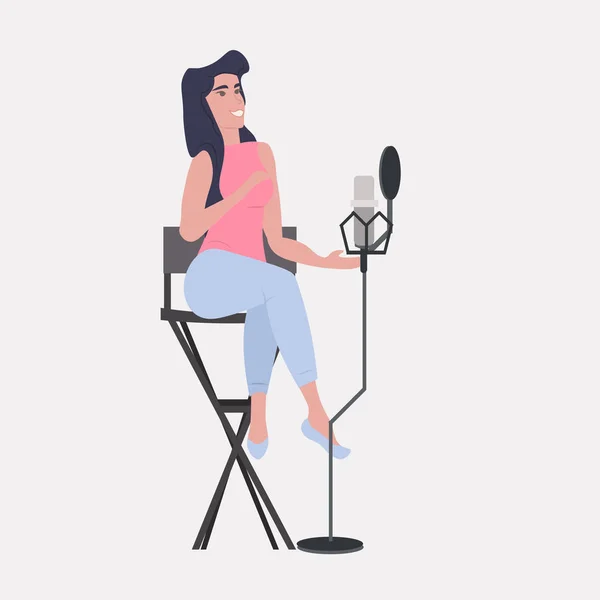 Donna blogger registrazione video musicale blog in studio podcasting broadcasting on-line concetto di radio ragazza che canta al microfono full length — Vettoriale Stock