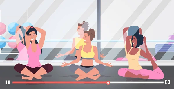 Sportswomen bloggers dělá fitness cvičení mix závod dívky nahrávání online videa zdravý životní styl cvičení live streaming blogování koncept tělocvična studio interiér plná délka horizontální — Stockový vektor