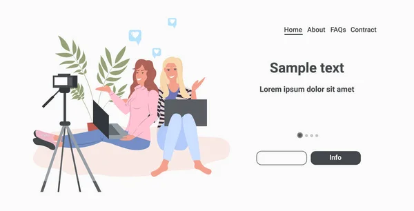Bloggare par inspelning video blogg med digitalkamera på stativ kvinnor med hjälp av bärbara datorer streaming live sociala nätverk bloggning koncept horisontell full längd kopia utrymme — Stock vektor