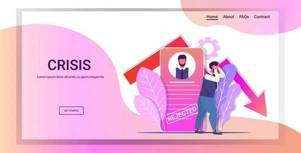 Förkastade frustrerad affärsman konkurs företag vinst förlust finansiell kris koncept ekonomisk röd pil falla ner smartphone skärm mobil app horisontellt full längd — Stock vektor