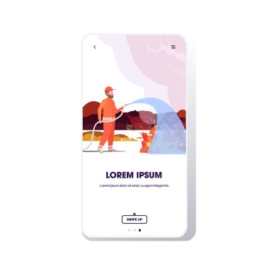 Yangın söndüren itfaiyeci hortumla boğuşurken yangın söndürüyordu. Doğal afet kavramı. Yoğun turuncu alevler, mobil telefon uygulaması.