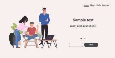 İnsanlar video çevirisi alan blog yazarları yarış erkekleri dizüstü bilgisayar kullanan sosyal medya iletişim blogları konsepti yatay tam uzunlukta vektör kopyalama alanı kullanıyorlar