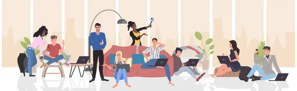 Personas que utilizan gadgets digitales tomando foto selfie en el teléfono inteligente cámara mezclar raza hombres mujeres streaming comunicación en vivo blogging concepto moderno salón interior horizontal de longitud completa — Vector de stock