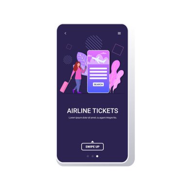 Bavullu kadın gezgin cep telefonu uygulaması kullanarak online uçak biletleri alıyor ya da arıyor dünya çapında seyahat havayolu turizmi konsepti tam uzunlukta akıllı telefon ekranı