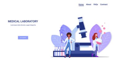 Irk doktorları araştırma yapan kimya bilim adamları genetik laboratuarında mikroskopla çalışan sıvı kadınlarla deney tüpleri tutuyorlar.