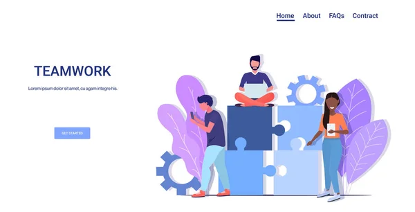 Empresários brainstorming usando dispositivos digitais quebra-cabeça peças de trabalho em equipe solução de processo de negócios conceito misturar colegas de corrida trabalhando juntos espaço de cópia horizontal comprimento total — Vetor de Stock