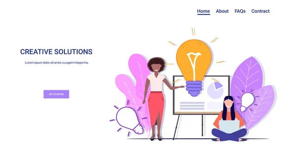Företagare presentera nya affärsprojekt på blädderblock framgångsrika lagarbete kreativa lösningar stor idé koncept mix ras kvinnor medarbetare med ljus lampa horisontell kopia utrymme full längd — Stock vektor